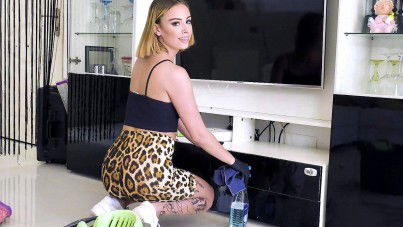 More Money, More Service – Lya Missy