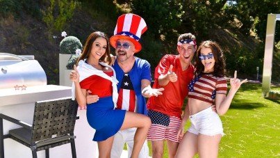 It’S A Crazy Family Holiday! – Ariella Ferrara, Jennifer Jacobs
