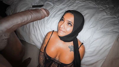 How Is That Gonna Fit? – Yasmina Khan