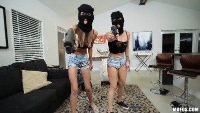 Mask Show – Charity Crawford, Evelin Stone