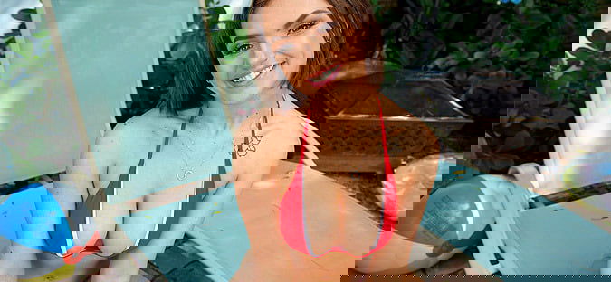 Gracie Gates – Gracie Gates Takes A Topless Swim In The Pool [BangYNGR]